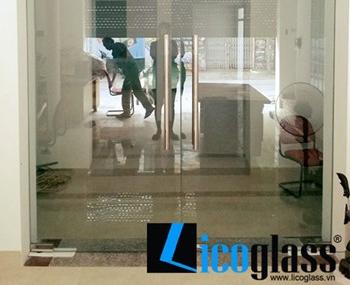  CỬA KÍNH THỦY LỰC ĐẸP CHO NHÀ PHỐ 