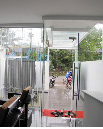 Ưu điểm khi sử dụng cửa kính thủy lực 1 cánh 1 vách bên uu-diem-khi-su-dung-cua-kinh-thuy-luc-1-canh-1-vach-ben