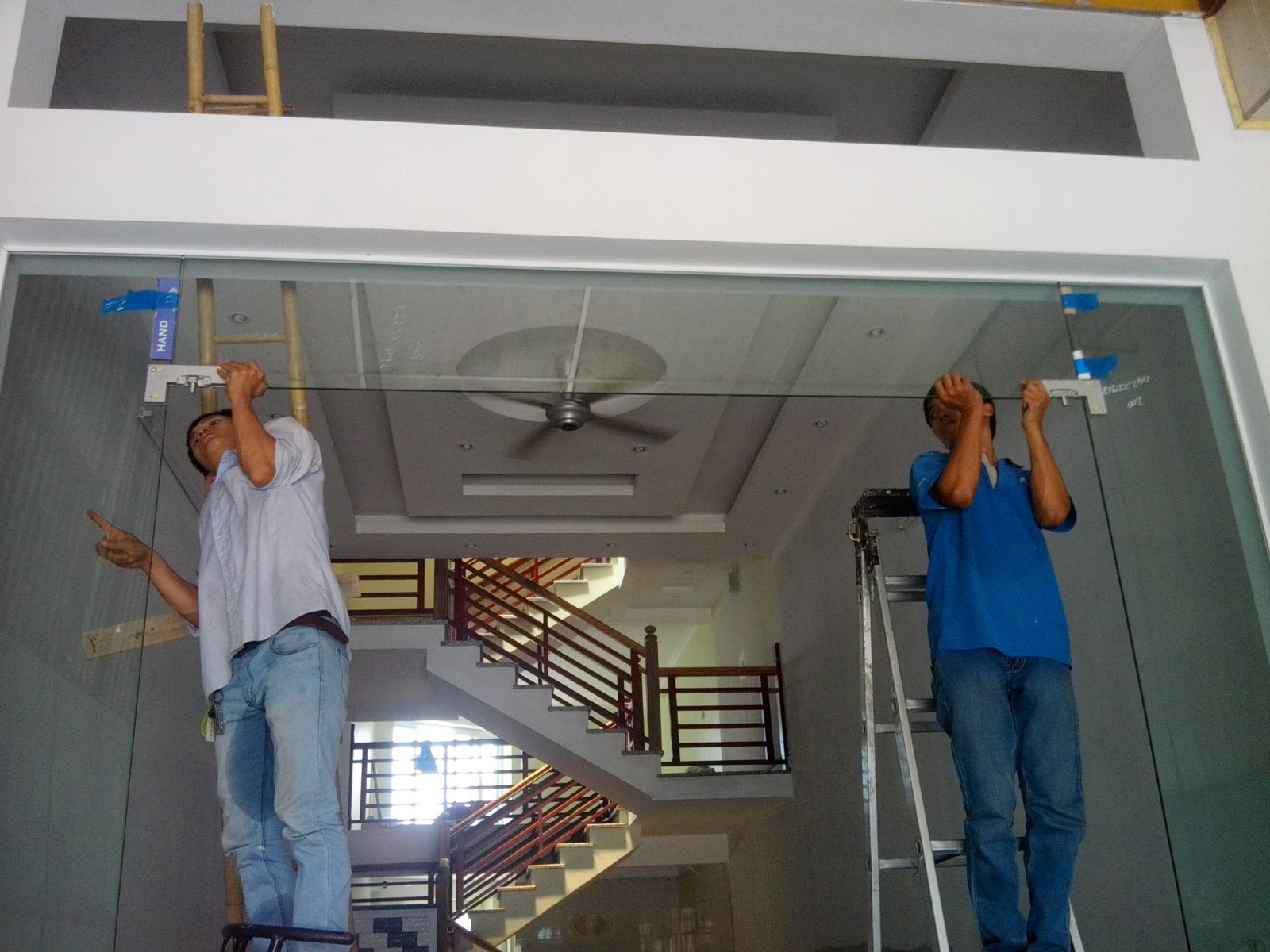 cửa kính thủy lực cửa kính thủy lực